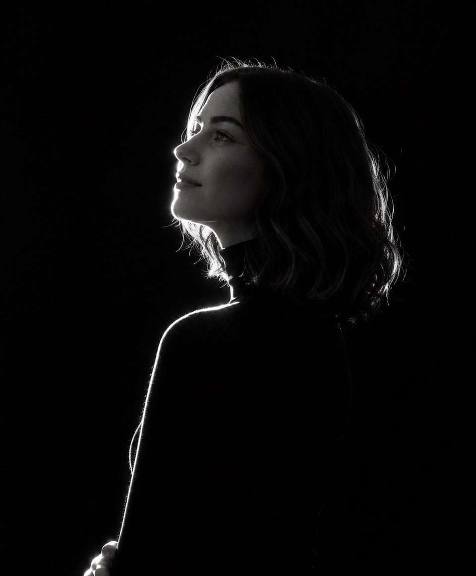 Monochromatic Silhouette Portrait AI Prompt